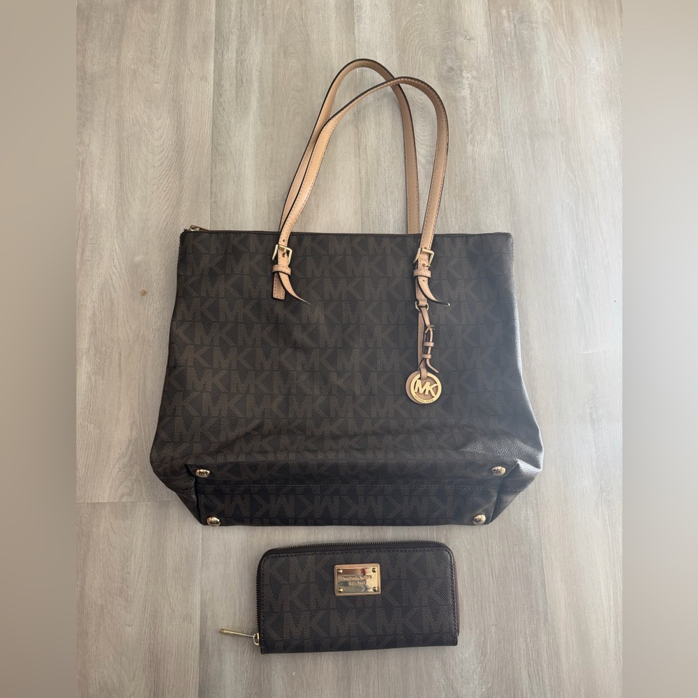 Michael Kors Tote with matching wallet